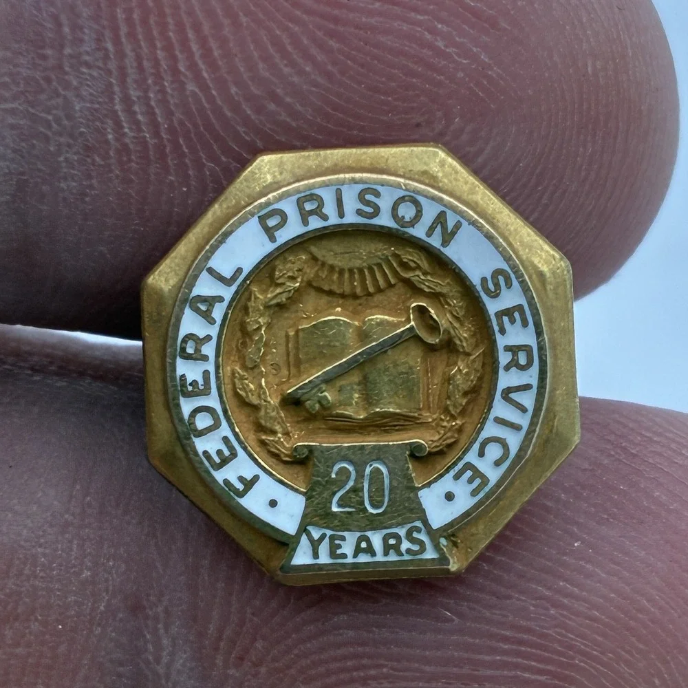 Vintage Federal Prison Service 20 Years Service Pin Badge Clutch Back US 10k GF